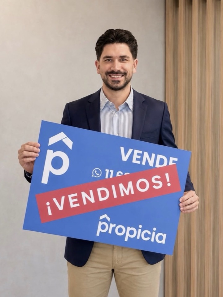 Agente de Propicia con el cartel ¡Vendimos!