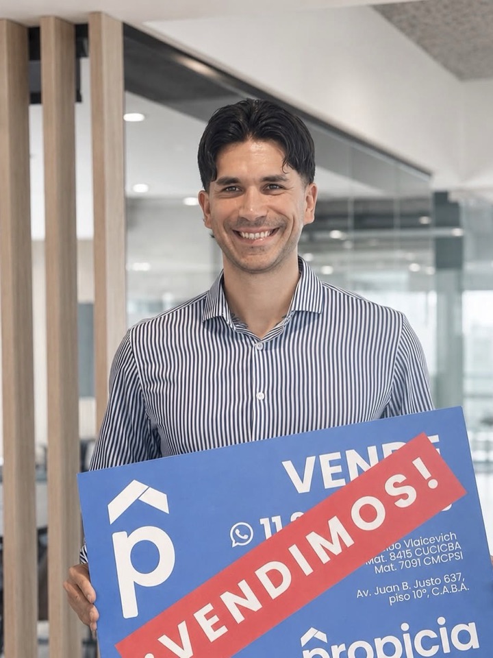 Agente de Propicia con el cartel ¡Vendimos!