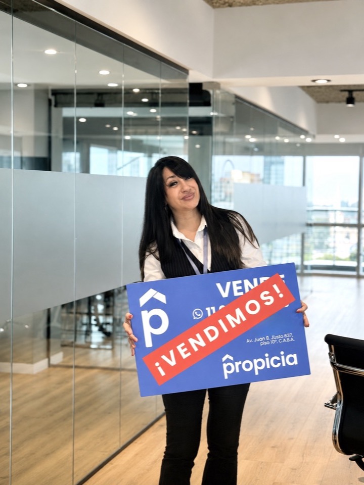 Agente de Propicia con el cartel ¡Vendimos!