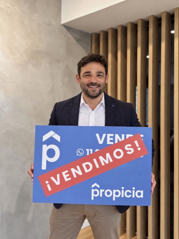 Agente de Propicia con el cartel ¡Vendimos!