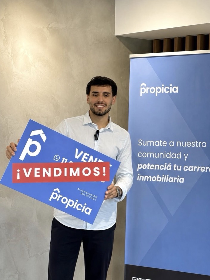 Agente de Propicia con el cartel ¡Vendimos!