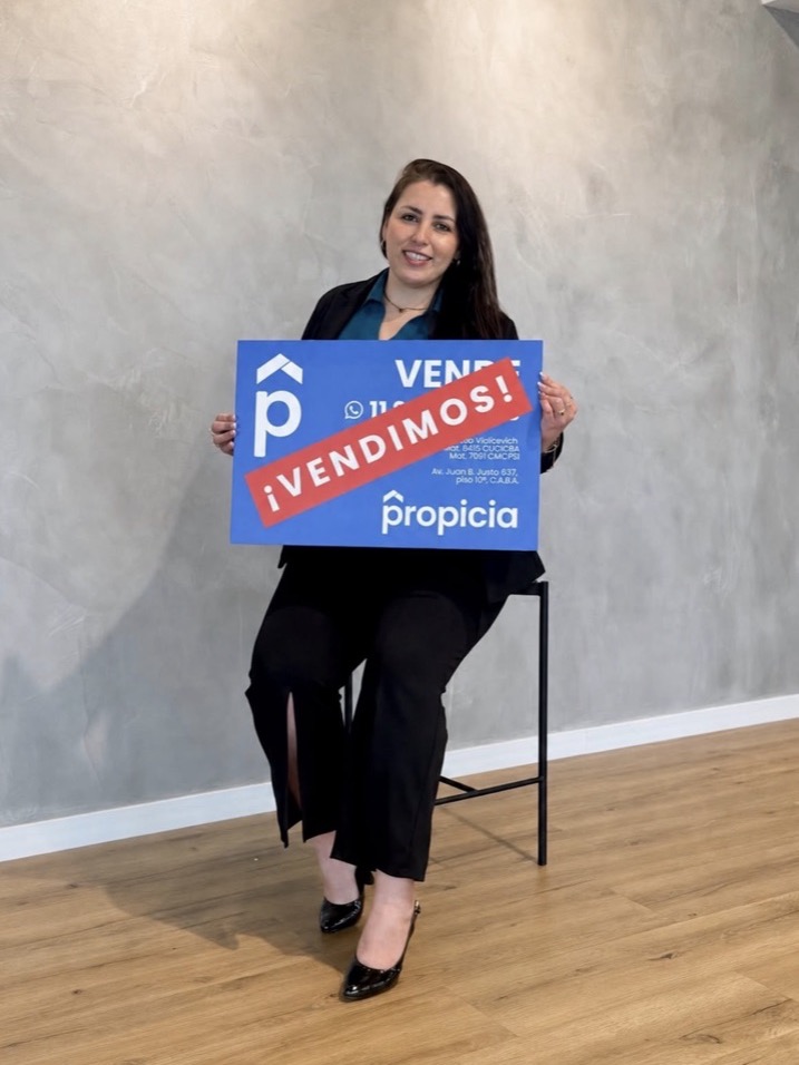 Agente de Propicia con el cartel ¡Vendimos!