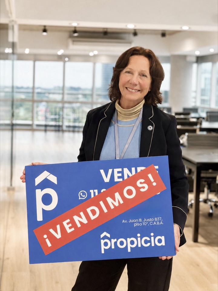 Agente de Propicia con el cartel ¡Vendimos!